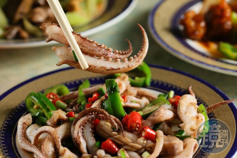 「椒鹽鮮魷」的魷魚不裹粉油炸,吃的是新鮮魷魚的鮮嫩甜美。(港幣75元/份,約NT$282)