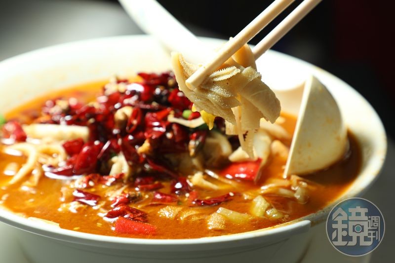 加入多種辛香料烹製的「十三香牛柏葉」，適合嗜辣重口味的饕客。（港幣138元／份，約NT$529）