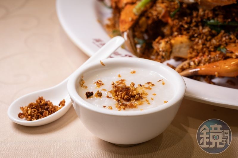用蒜酥配「白粥」,那種美味真是天上人間的一絕。(港幣50元/鍋,約NT$188、港幣12元/碗,約NT$45)