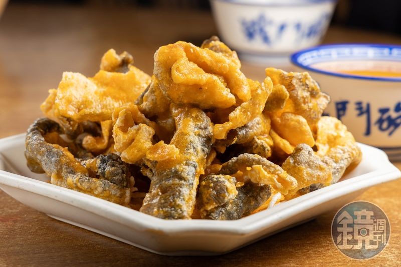 「金沙卜卜脆」將酥脆魚皮淋上濃郁鹹蛋黃醬,鹹甜交織的邪惡滋味,絕對是啤酒的最佳拍檔。(港幣68元/份,約NT$262)