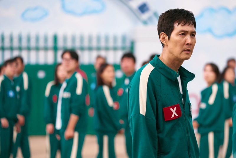 演員李政宰因《魷魚遊戲》拿下艾美獎劇情類最佳男主角。(Netflix提供)