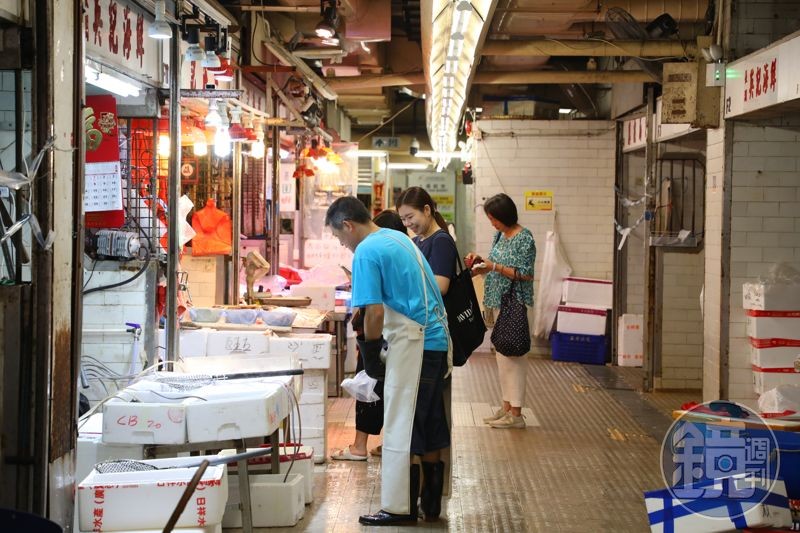 香港市政大廈通常樓下販售生鮮雜貨,樓上則設置有冷氣的熟食中心,採買用餐一條龍。