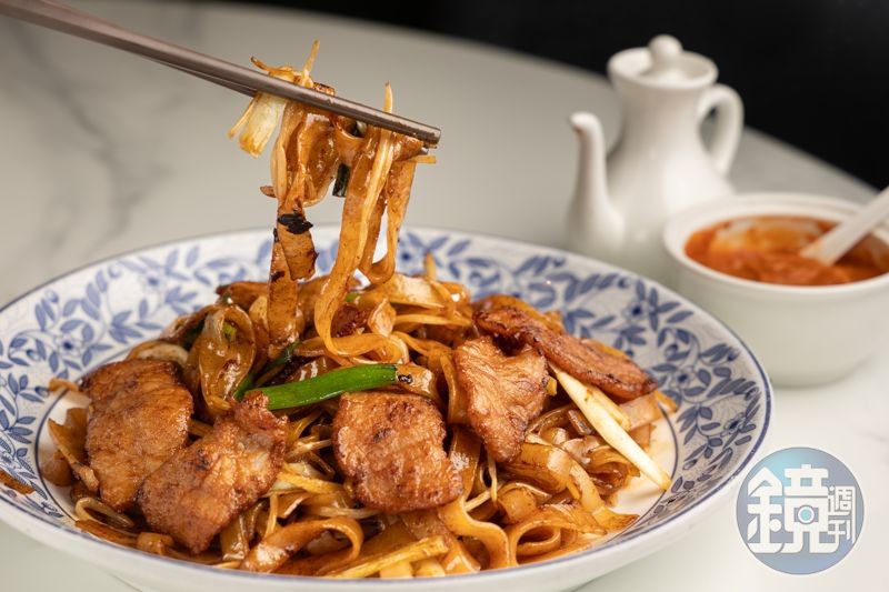 鑊氣十足的「乾炒牛河」,光是聞味道都讓人食指大動,醬汁均勻裹在米香濃郁的河粉上,牛肉、韭黃、芽菜、蔥段,每一樣都搭配得恰到好處。(港幣143元/份,約NT$537)