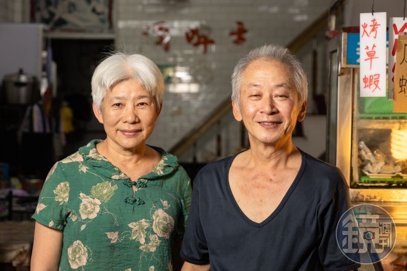 老闆施建祥（右）與老闆娘盧蓮碧（左）數十年如一日經營老店。