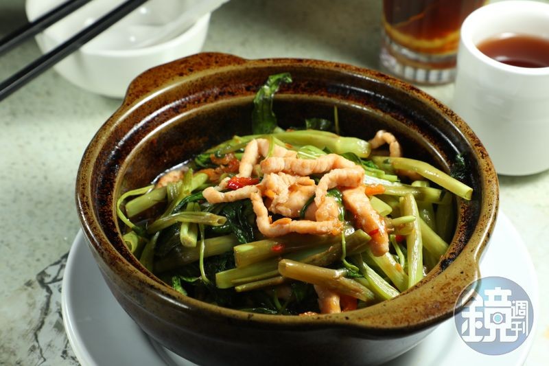 「啫啫時菜肉絲煲」上菜時整鍋熱氣蒸騰,空心菜帶有微微焦香。(港幣98元/份,約NT$370)