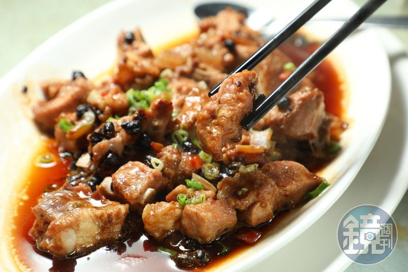 口味鹹鮮帶勁的「豉汁蒸排骨」,排骨蒸至嫩滑好脫骨。(港幣98元/份,約NT$370)
