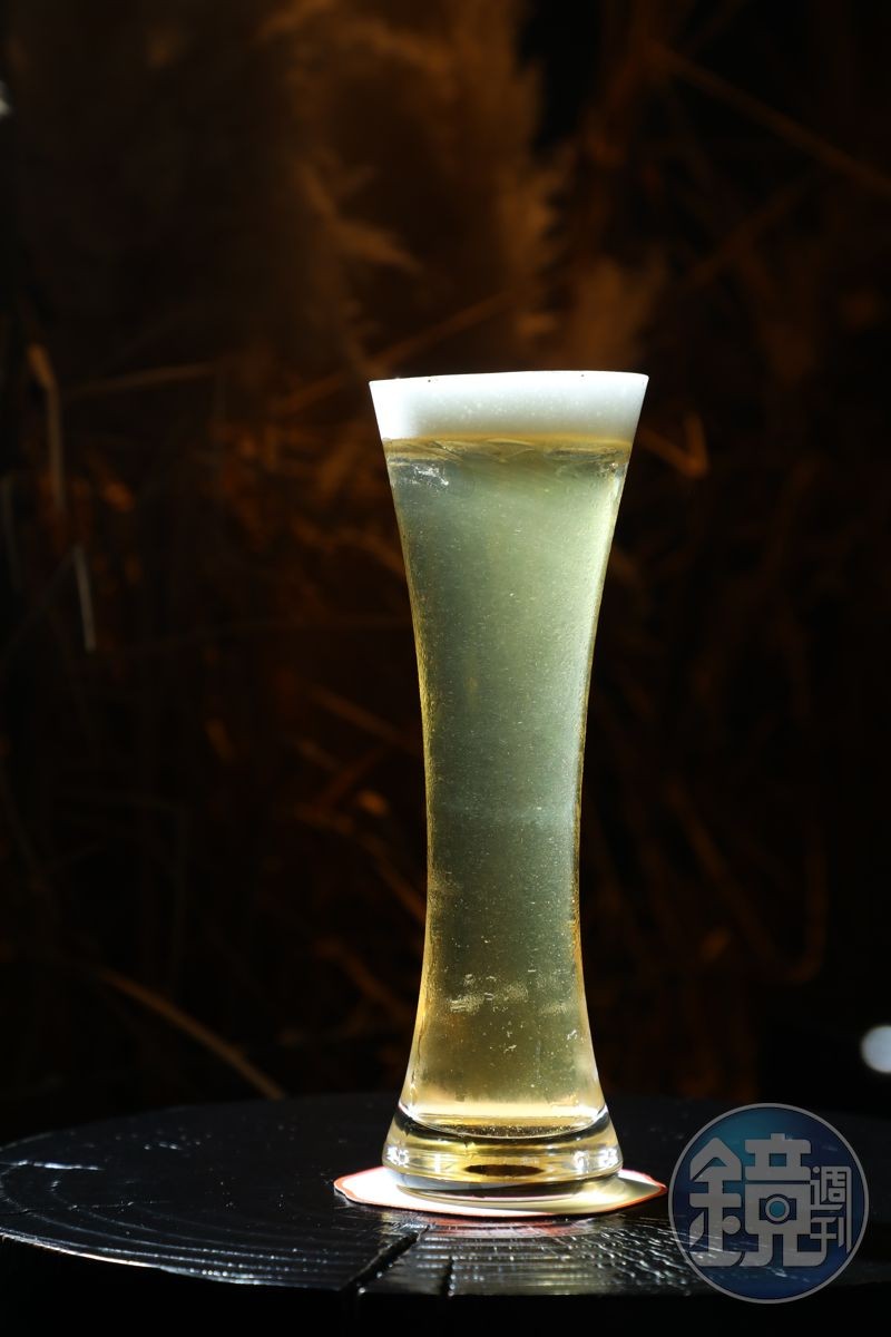 全台首創的「包種茶香片啤啤茶」將啤酒花倒入現萃濃縮茶中,上頭還有細緻泡沫,是款無酒精的啤酒風味飲品。(150元/杯)