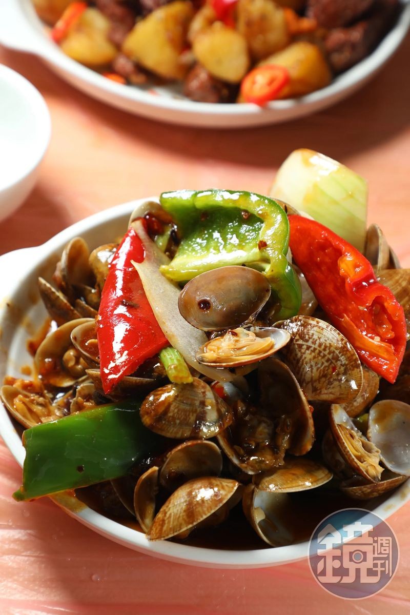 「豉椒炒蜆」以新鮮蛤蜊大火快炒,搭配蒜蓉、豆豉、青紅椒,蜆肉鮮甜,醬汁微辣惹味。(港幣108元/份,約NT$417)