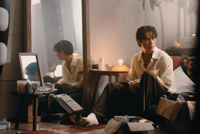 ▲柏霖(如圖)主打歌〈足夠的失落〉由柏霖作曲、葛大為作詞。(圖/索尼音樂提供)