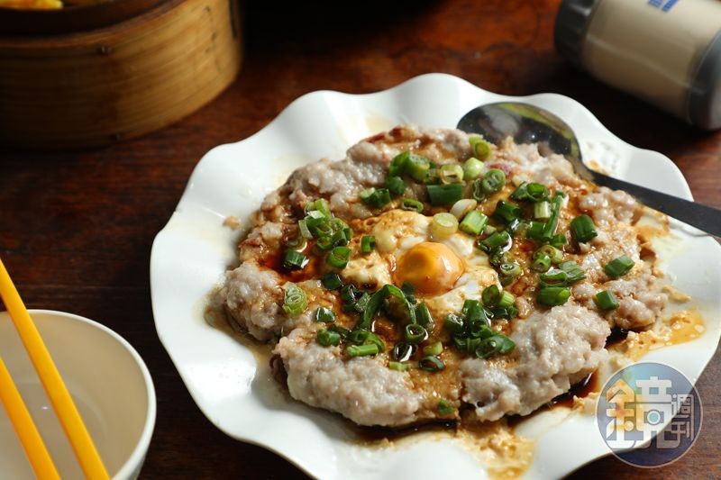 「鹹蛋土魷蒸肉餅」的肉餅蒸得鬆軟多汁,鹹香迷人,每口都是白飯殺手。(港幣108元/份,約NT$405)