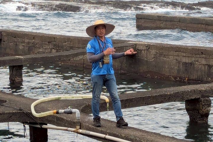 ▲「鮮物本舖」青農李勝興展示九孔養殖方法。　圖：東北角及宜蘭海岸國家風景區管理處／提供