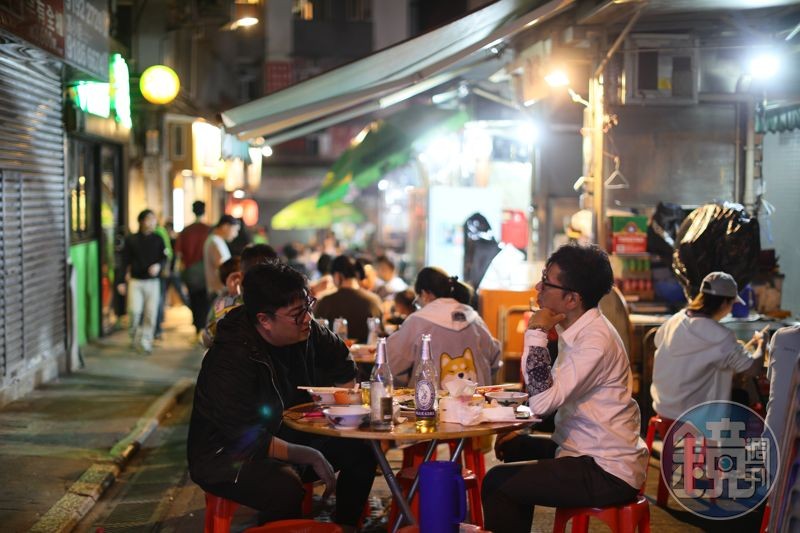 盛記是中環的老字號大排檔,附近的上班族也常來吃菜喝酒。