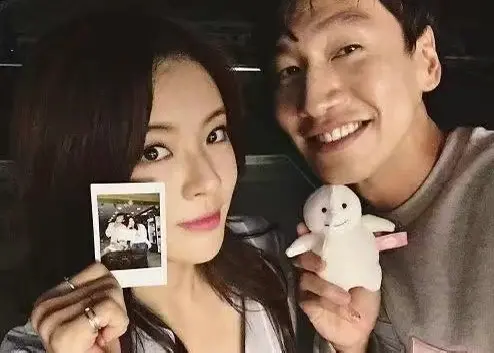 ▲李先彬(左)曾將李光洙(右)選為理想型,之後在《Running Man》結緣,2018年被韓媒爆出戀愛後,愛情長跑8年依然甜蜜。(圖/取自微博)