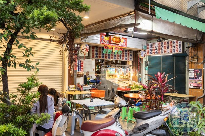 在地經營逾40年的竹海產，至今依然維持古早味台式海產店的風格。