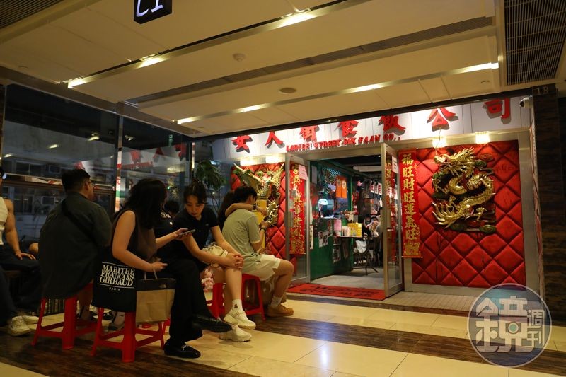 「女人街食飯公司」是旺角人氣名店,週末晚上沒有事先訂位,就必須在門口現場排隊等候。