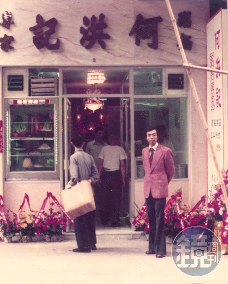 何洪記第二代老闆何冠明把「乾炒牛河」研究到極致,也讓這道菜成為繼雲吞麵之後,何洪記的第二個支柱。(翻攝網路)
