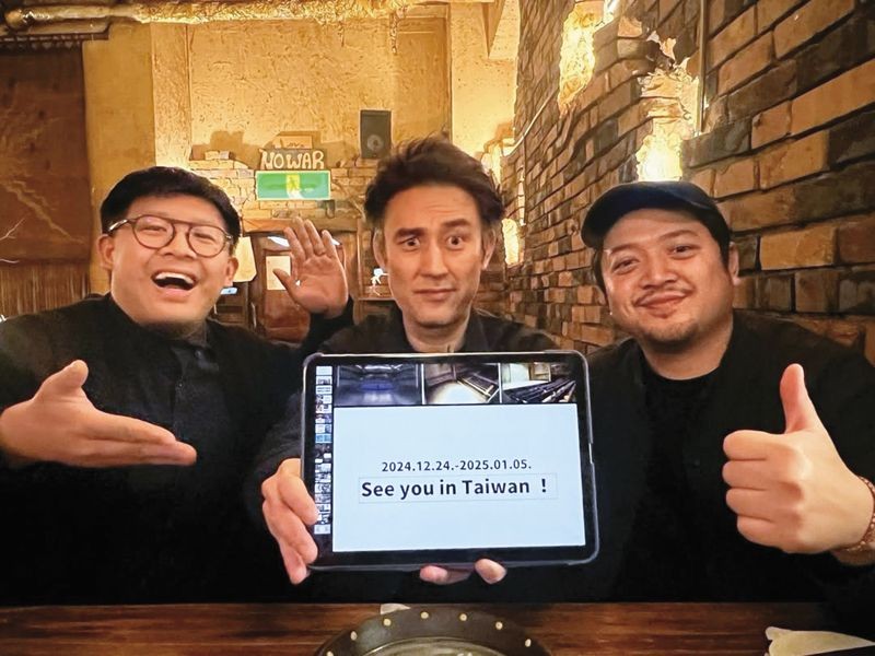 山峸製作設計負責人袁浩程(右)與王政中(左)長期與塚原大助(中)率領的劇團合作。