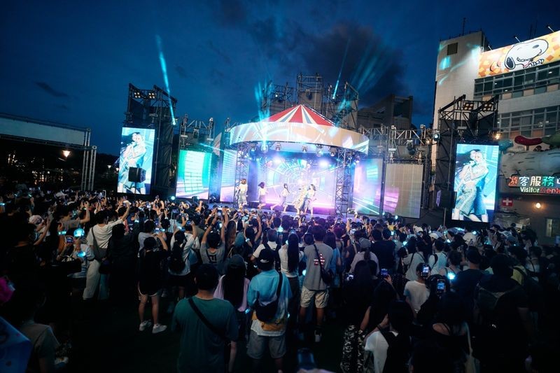 K-POP遊樂園派對現場擠滿小熊餅乾，粉絲尖叫應援聲不斷，氣氛High翻台北兒童新樂園。（天空娛樂提供）