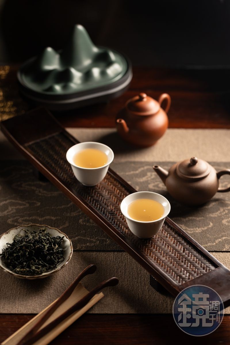 一口茶系列中,以文山包種茶、琴酒、檸檬調製的茶酒Shot「小團圓」。(360元/2杯)