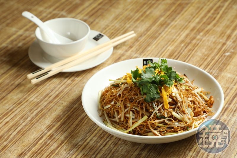 「豉油皇炒麵」是聚興家的隱藏版菜單，醬香十足、鑊氣逼人，絕對讓人一吃難忘。（港幣98元／份，約NT$370）