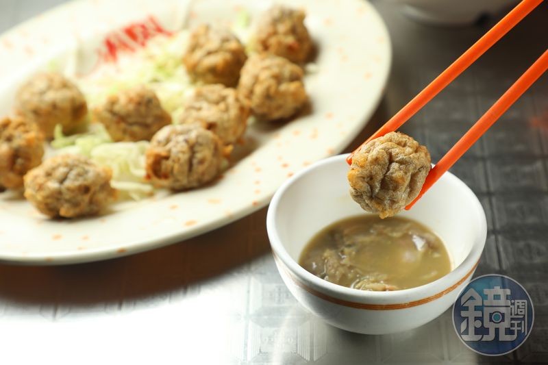傳統港式小食「酥炸鯪魚球」，外酥內嫩，魚肉彈牙鮮甜，搭配以泥蜆、汾酒與陳皮醃製的「蜆蚧醬」，風味層次更豐富。（港幣88元／份，約NT$340）