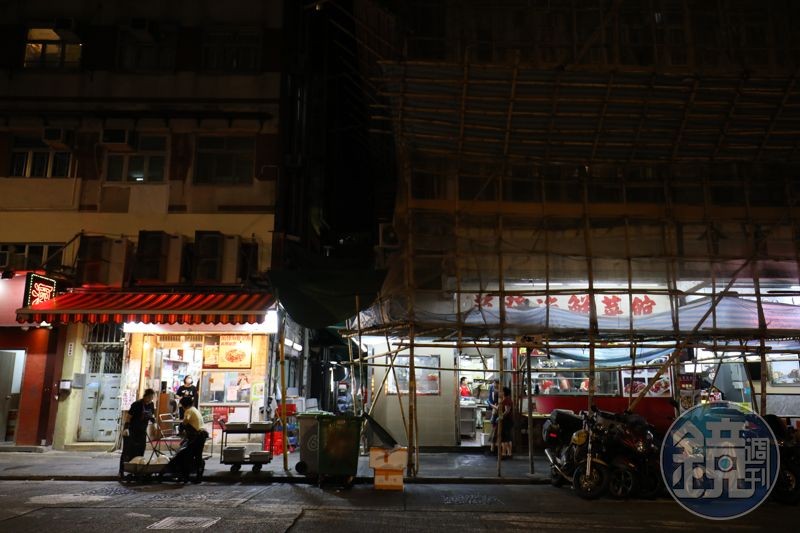 萬發現在有橫跨對街的4間舖面,其中一間是廚房,食客可以透過玻璃看到熱炒實況。
