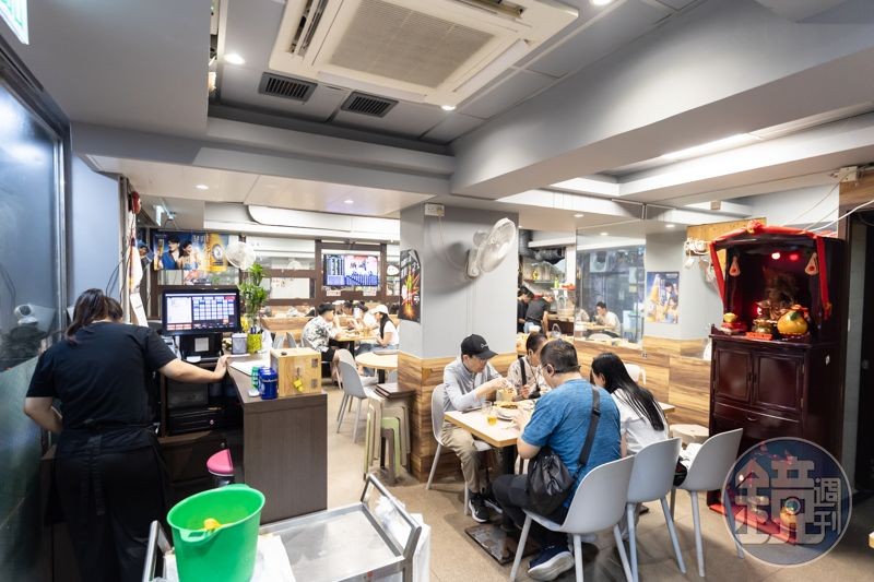 用餐時段經常客滿,建議先電話訂位,可以省去排隊時間。
