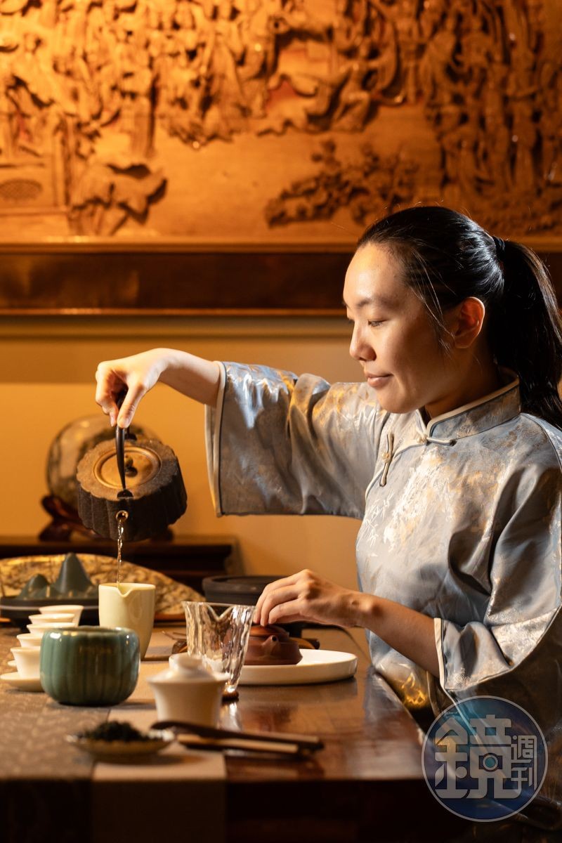 店內的專業茶師會在客人點單後,現場沖泡好茶。