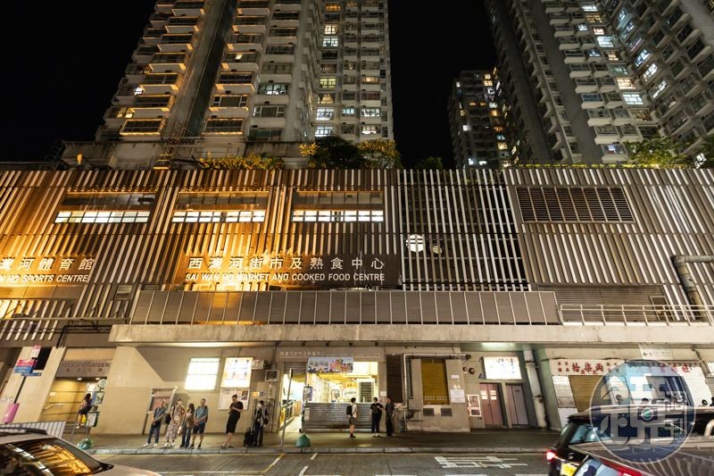 「亮記海鮮飯店」位在西灣河市政大樓的熟食中心裡，就在這幾年爆紅的太安樓正對面。