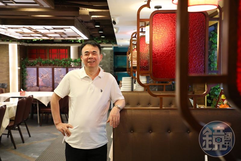 橋底辣蟹老闆黃清團20歲入行跟水上人學廚,後來在鵝頸橋下擺攤賣避風塘炒蟹和熱炒起家。