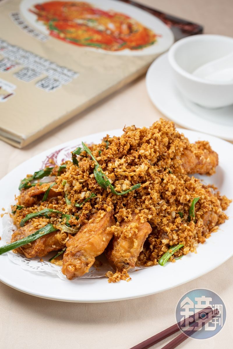 「避風塘雞中翼」染上蒜酥香氣,啃起來十分夠味。(港幣88元/份,約NT$331)