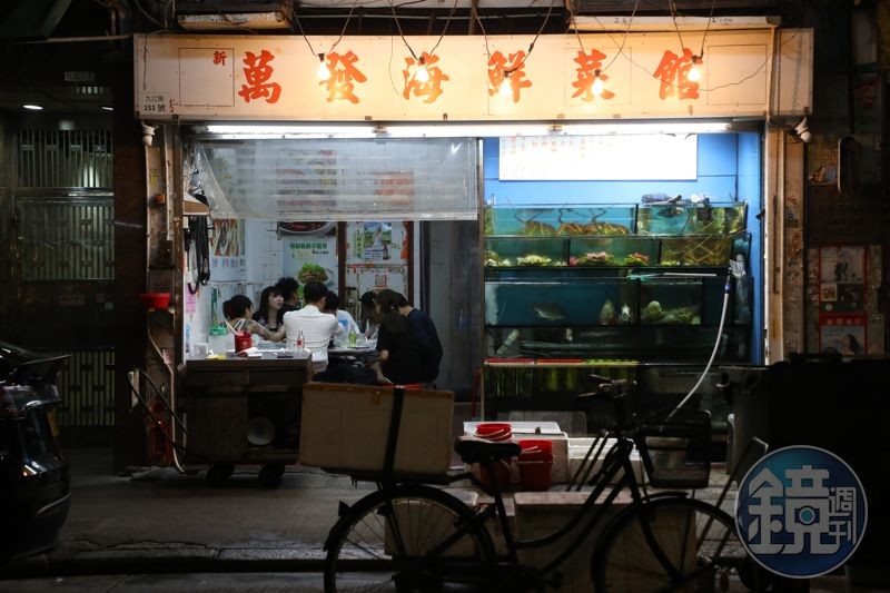 在「萬發海鮮菜館」也可品嘗各種游水海鮮。