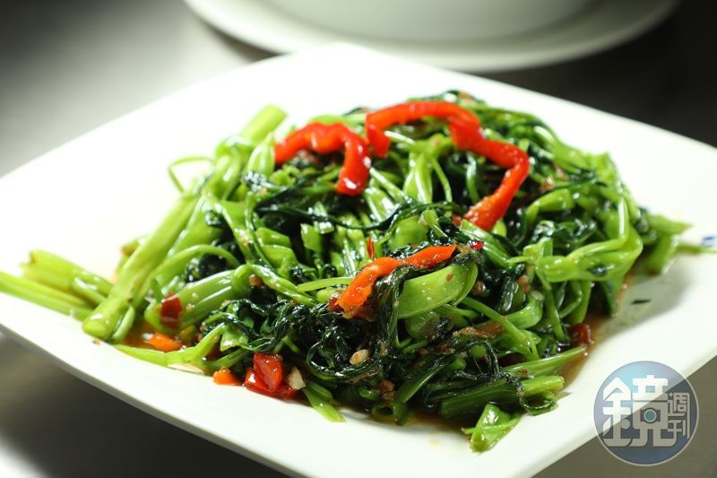 洋溢蝦醬鹹香微辣滋味的「馬拉盞炒通菜」，不僅是大排檔常見菜色，也能吃出廚師的炒功。（港幣82元／份，約NT$317）