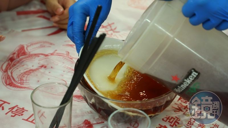 將盤子立起來,巧妙地翻滾一圈,確保每個角度都有浸泡到熱茶。