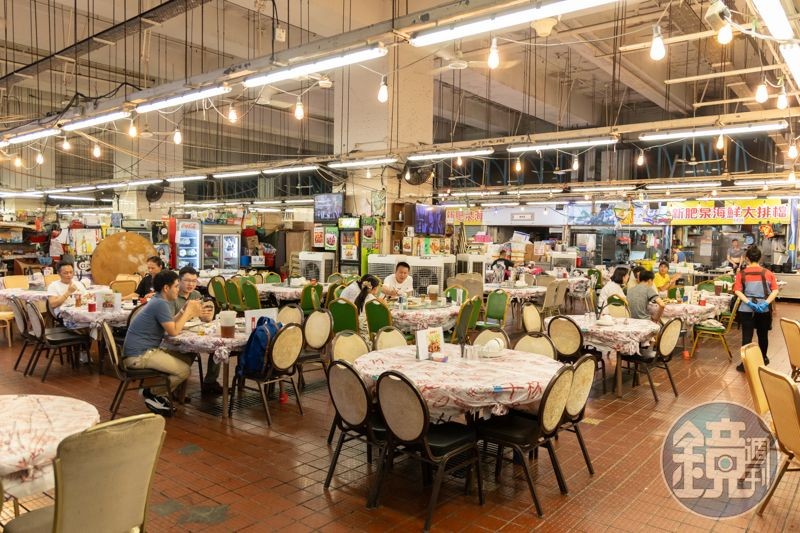 在香港大排檔吃飯,出餐前服務生會端上一壺熱茶或熱水,提供顧客「燙」洗碗盤。