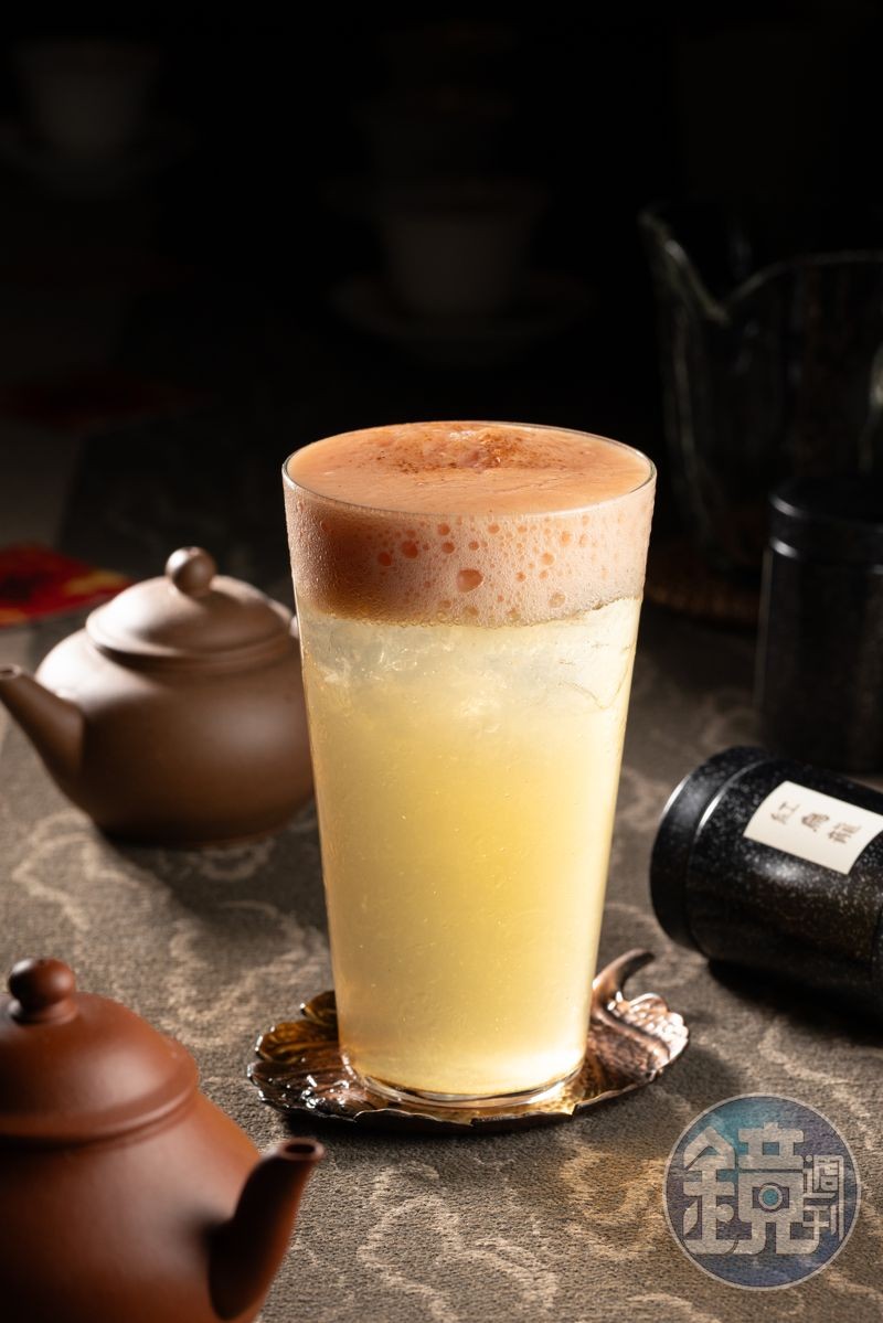 茶酒中酒感較輕的「探春令」,上層是紅心芭樂泡沫。(400元/杯)