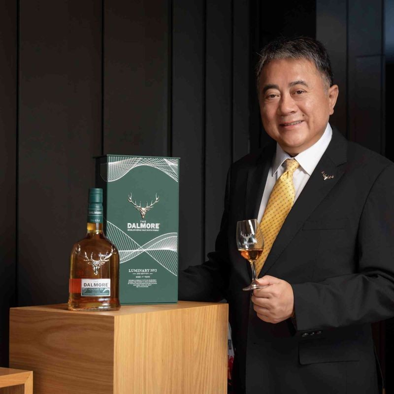 尚格酒業奚大寧董事長,介紹「大摩築光大師系列 No.3 2025 限定版」酒款。