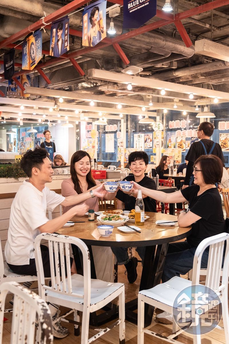 在妹記把啤酒倒入冰鎮過的戰鬥碗乾杯,能體驗香港特有的奮鬥精神與乾杯文化。