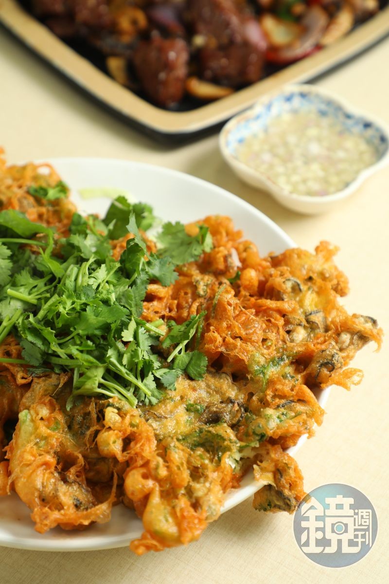 炸到開花一般的「潮州炸蠔餅」,掰下酥脆邊角最好吃。(港幣130元/份,約NT$490)