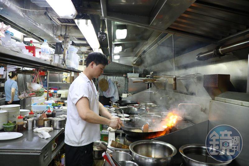 主廚將生鮮蒜頭與螃蟹一起下油鍋烹調,美味的秘密武器還有一勺特製醬料。