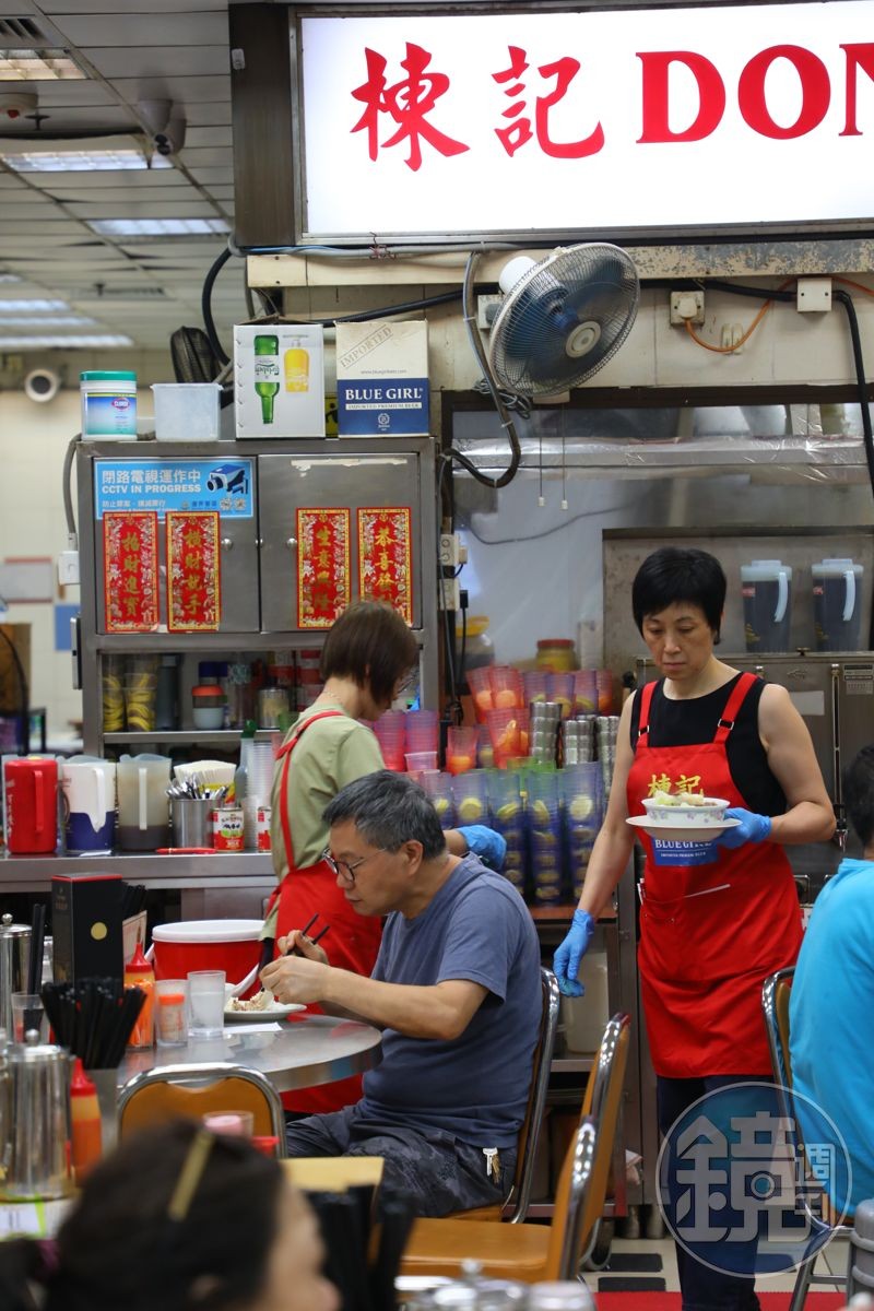 用餐時段,店員非常忙碌,穿梭在各桌之間。