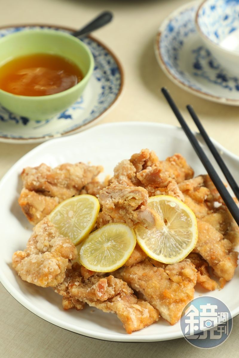 「西檸雞」就是炸雞排配上酸甜開胃的特製檸檬醬,超級涮嘴。(港幣108元/份,約NT$407)