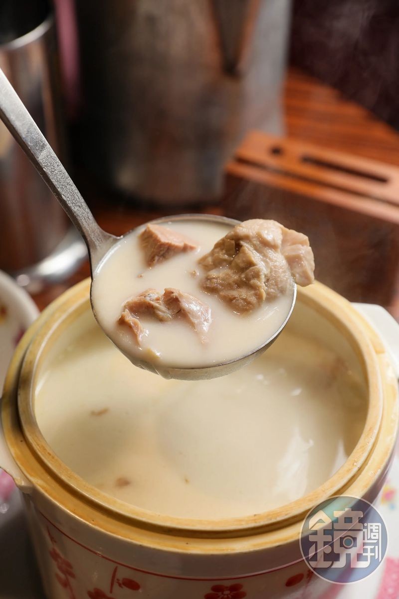 在餐廳還能點到傳統老菜「招牌杏汁燉豬肺」,軟嫩豬肺泡在杏仁香濃的白湯中,滋補潤肺,是許多老香港人記憶中家的味道。(港幣168元/份,約NT$648)