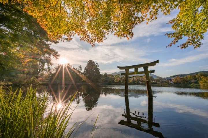 ▲金鱗湖面倒映山景與紅葉。 圖:Photo AC/來源