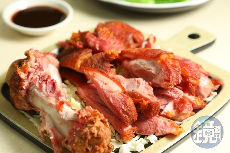 「原隻脆皮炸豬手」的外皮炸得酥脆,裡頭卻不乾柴,搭配酸、甜、辣三味的特調醬汁,適合多人一同分享。(港幣160元/份,約NT$604)