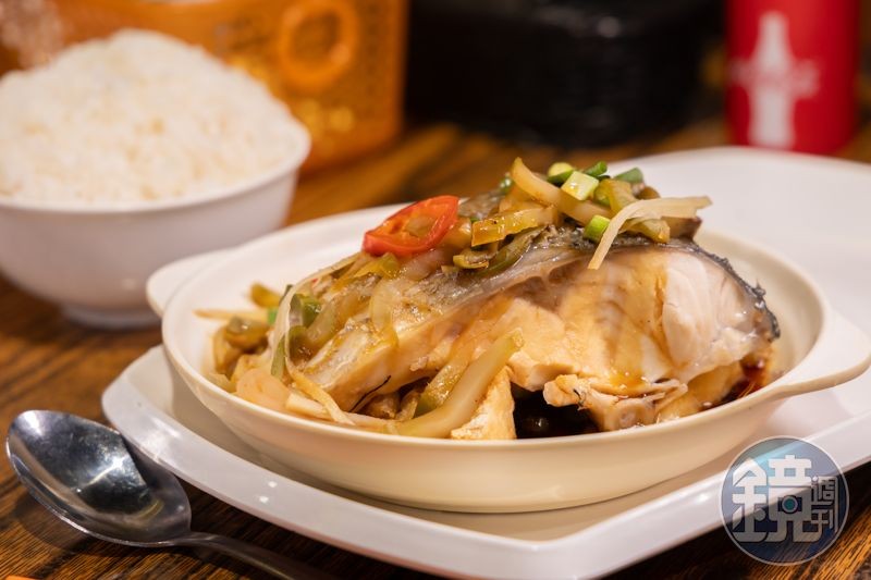 「榨菜豆卜蒸鯇魚」的魚肉細嫩滑口,醬汁與榨菜非常下飯,入口鹹中帶鮮。(港幣64元/份,約NT$241)