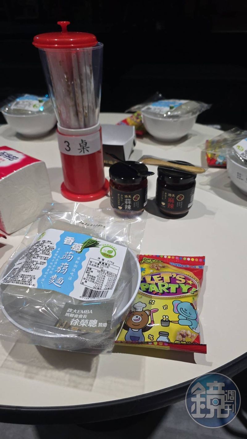 春河劇團《老闆~來碗陽春麵!》坐圓桌的觀眾可以一邊看劇一邊吃麵,所有進場觀眾皆可獲得一包童年回憶爆棚的「統一科學麵」,人人有份。