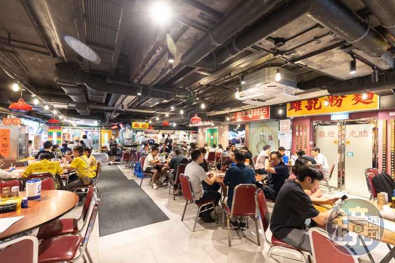 店內裝潢以香港1980年代懷舊風格為主題,供應的午間套餐超受歡迎,許多灣仔上班族午休時間一到就來報到。