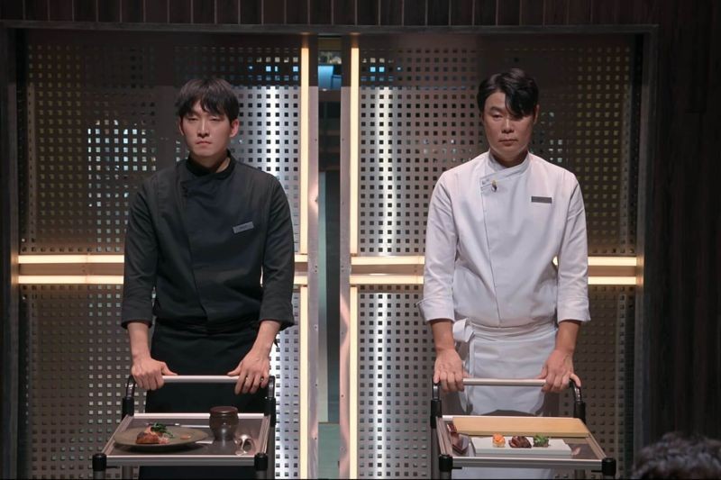 崔鉉碩(右)主廚透露他參加《黑白大廚》的牛肉在名店購買,「那場我贏了!」(Netflix提供)