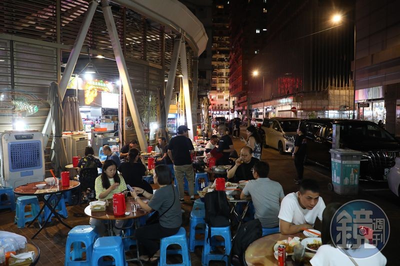 座落香港佐敦現代冬菇亭中，營業至凌晨兩點的「御希大排檔」，是夜貓族與想續攤朋友的最佳選擇，讓人能卸下疲憊，開懷暢飲。
